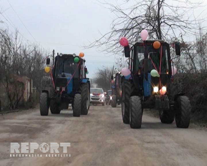 Toy karvanını traktorlar müşayət etdi -  FOTO